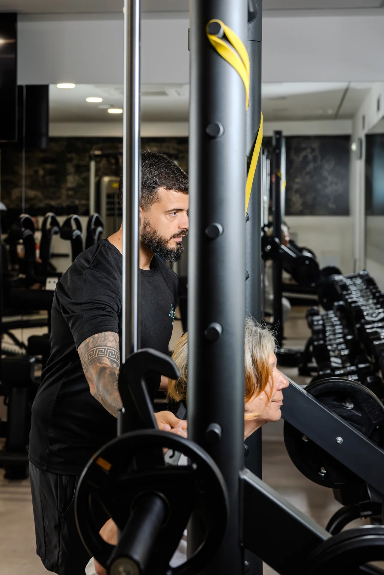 Espaço do ginásio da Mais Clinic com equipamento de exercício.